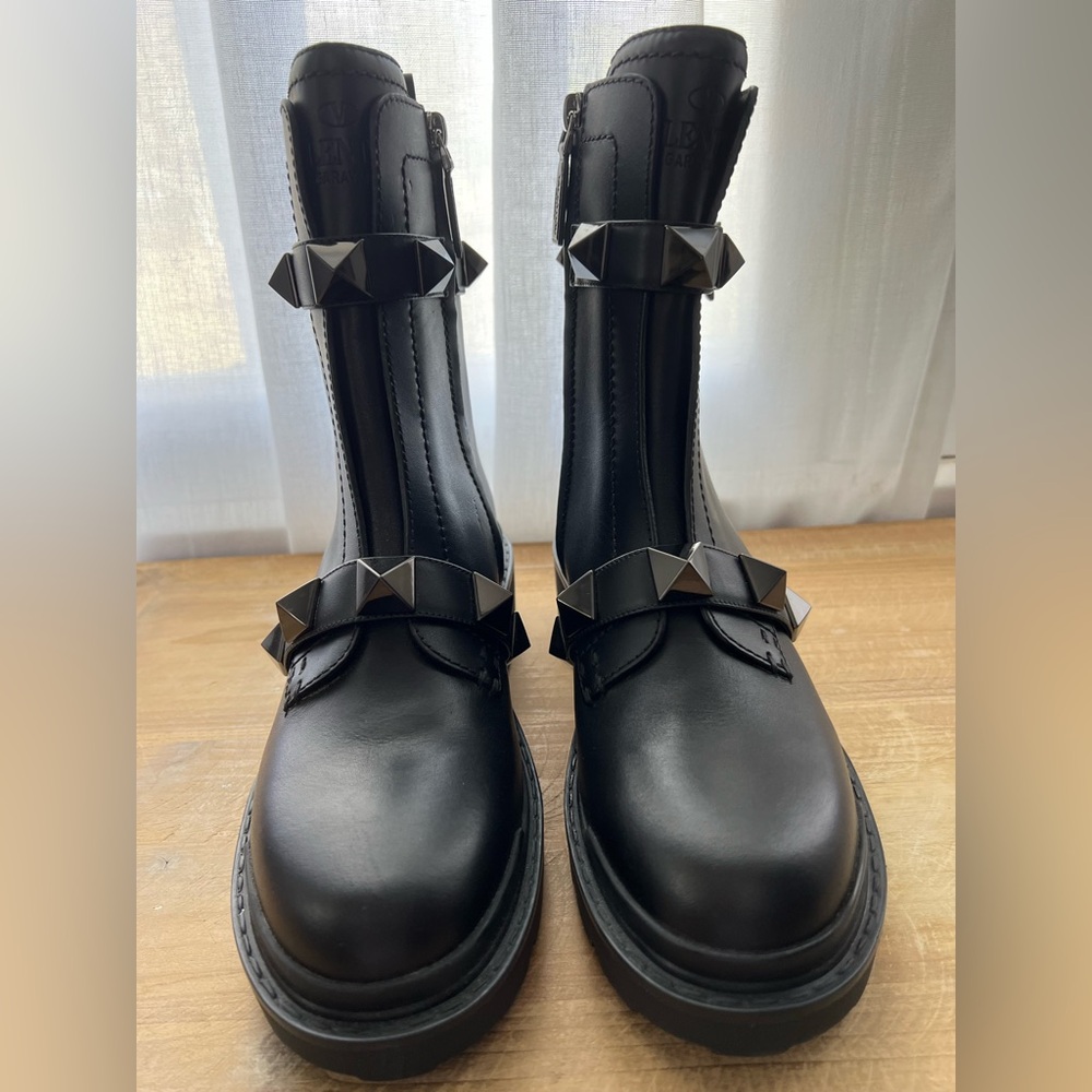 Valentino Roman Stud Calfskin Combat Boot With Tonal Studs In Black Size 37 New - Picture 3 of 15